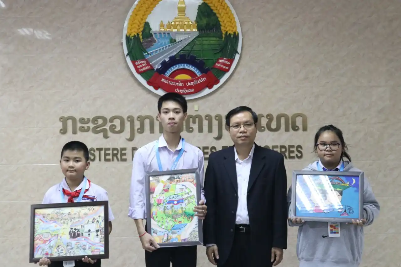 ພິທີມອບ-ຮັບລາງວັນ ສຳລັບນ້ອງນັກຮຽນທີ່ເຂົ້າຮ່ວມກິດຈະກຳແຂ່ງຂັນແຕ້ມຮູບສຳລັບເຍົາວະຊົນ