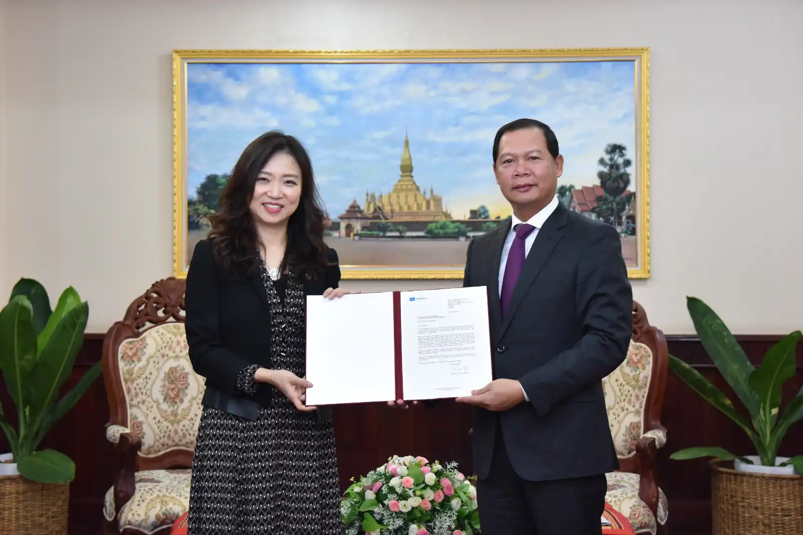 ຮອງລັດຖະມົນຕີ ກະຊວງການຕ່າງປະເທດ ຕ້ອນຮັບການເຂົ້າຍື່ນຈົດໝາຍແຕ່ງຕັ້ງຂອງ ຜູ້ຕາງໜ້າ ອົງການ ອຸຍແນັສ໌ໂກ ປະຈໍາ ສປປ ລາວ